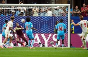 Inglaterra sufre para remontar a Congo y chocará con México en el Coloso
