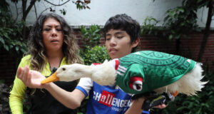 “Ya no estamos vulnerables”: dueña del pato Merlín recibe casa del Gobierno