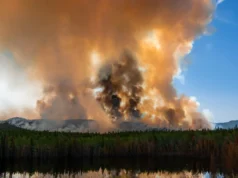 Ontario enfrenta 190 incendios activos y evacuaciones masivas