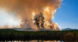 Ontario enfrenta 190 incendios activos y evacuaciones masivas