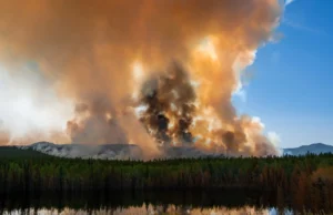 Ontario enfrenta 190 incendios activos y evacuaciones masivas