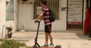 Falta de reglas para scooters eléctricos pone en riesgo a peatones en Monterrey, advierten regidores