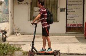 Falta de reglas para scooters eléctricos pone en riesgo a peatones en Monterrey, advierten regidores