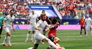 España deja atrás 16 años de fracasos y clasifica a octavos del Mundial