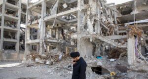 Escalada EU-Irán dispara precios del petróleo y deja 28 muertos