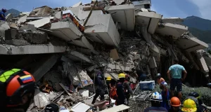 Rescatistas sin resultados en Venezuela mientras el número de víctimas supera los 2 mil 295